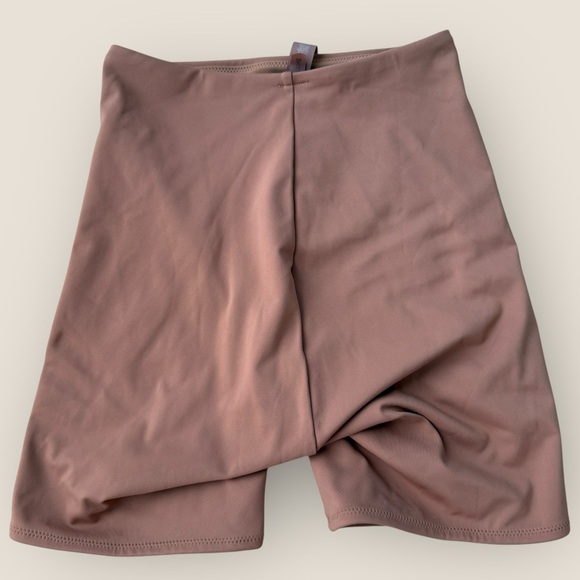 SKIMS | Shaping Swim Shorts | Beige | Size XXS - Picture 4 of 4